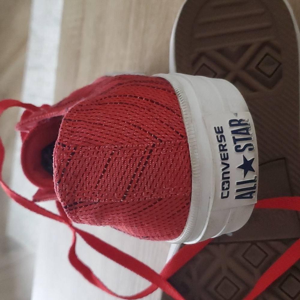 Like new Converse Chuck Taylor sneaker. Men's 11. - Picture 5 of 5